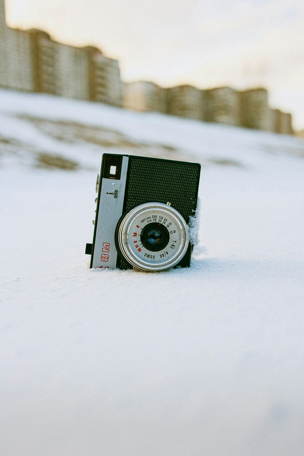 Schwarz-Silber-Kamera auf schneebedecktem Untergrund