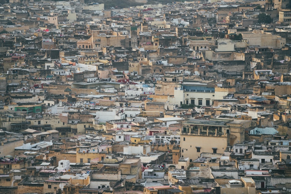 Vue aérienne de la médina de Fès au lever du soleil, ses toits traditionnels et ruelles anciennes