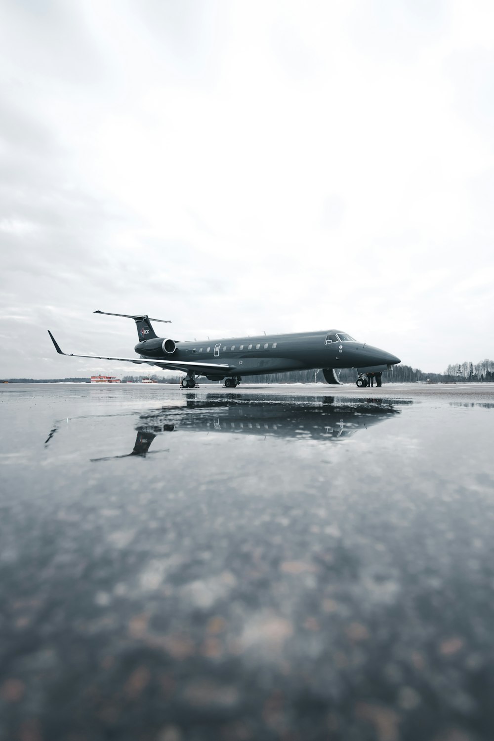 Weißes Flugzeug tagsüber am Himmel