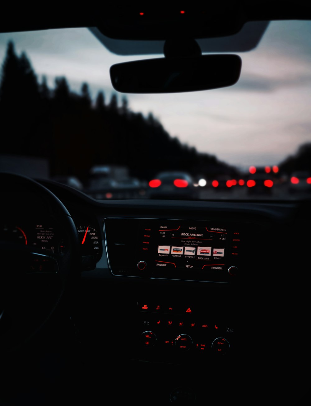 estéreo de carro preto ligado durante o dia