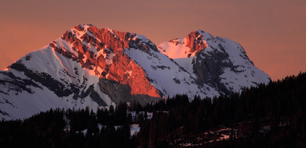 montanha coberta de neve durante o dia