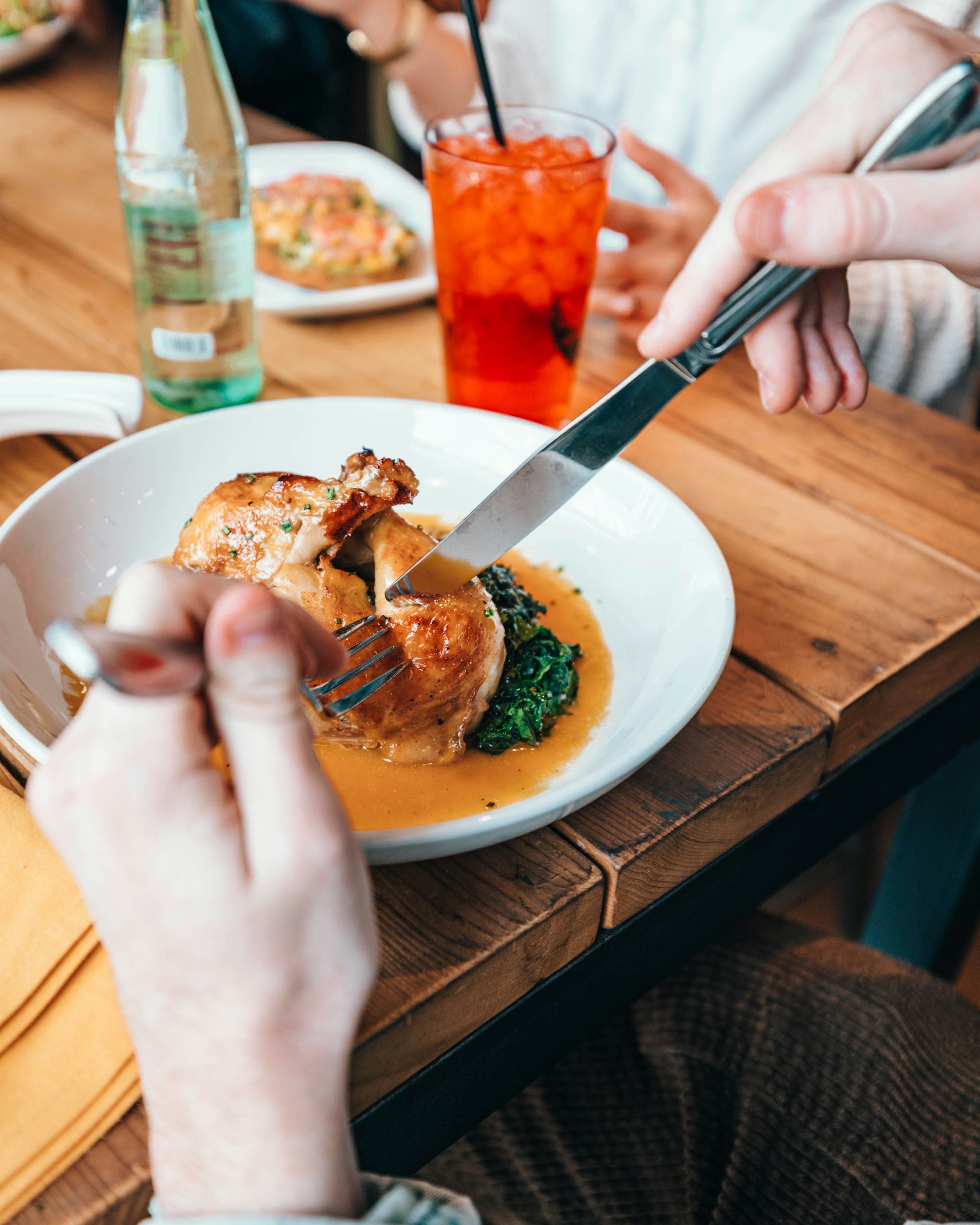 ステンレスのフォークとナイフを持つ人の写真 Unsplashで見つける人の無料写真