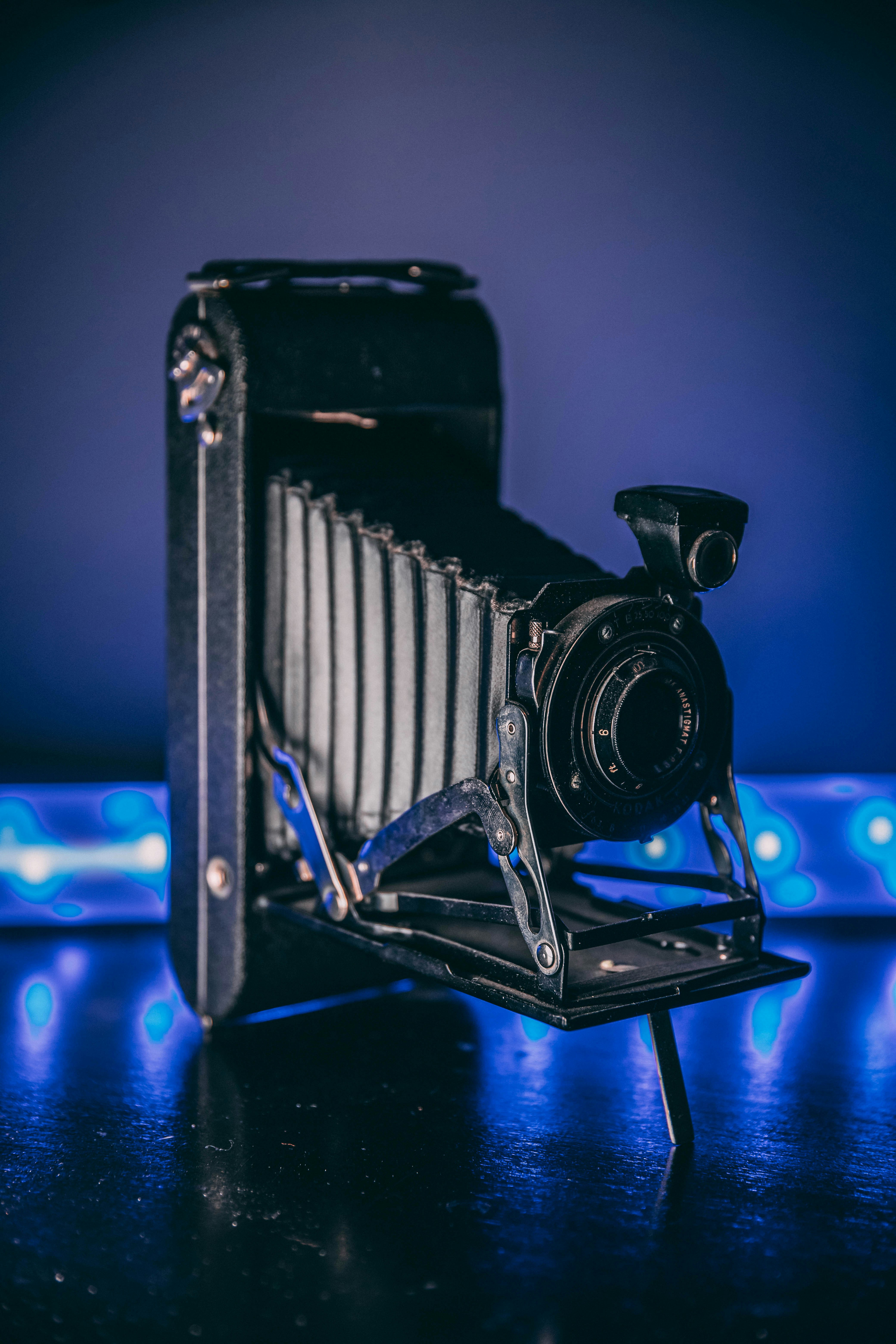 Schwarze Kamera auf blauem Tisch