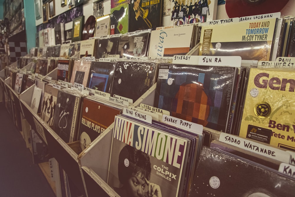 Una fila de registros en exhibición en una tienda