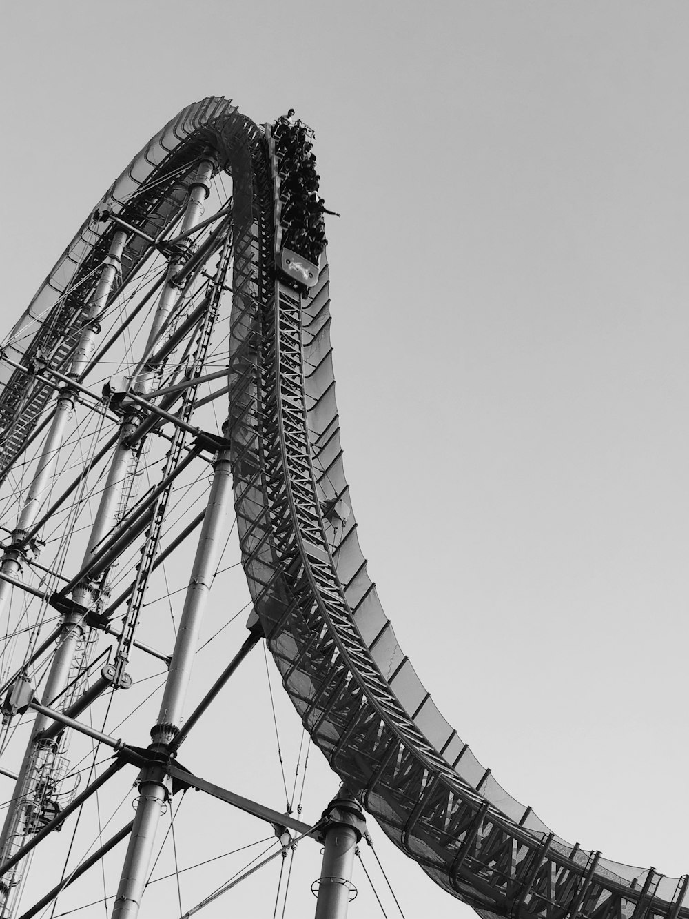 Foto en escala de grises de la rueda de la fortuna