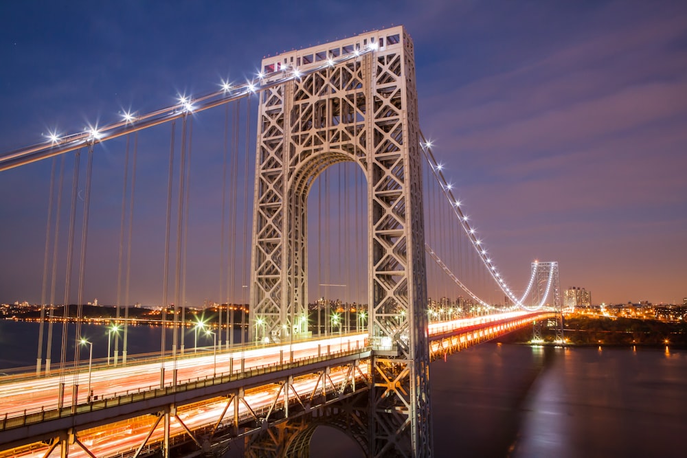 Pont blanc sous le ciel bleu pendant la journée