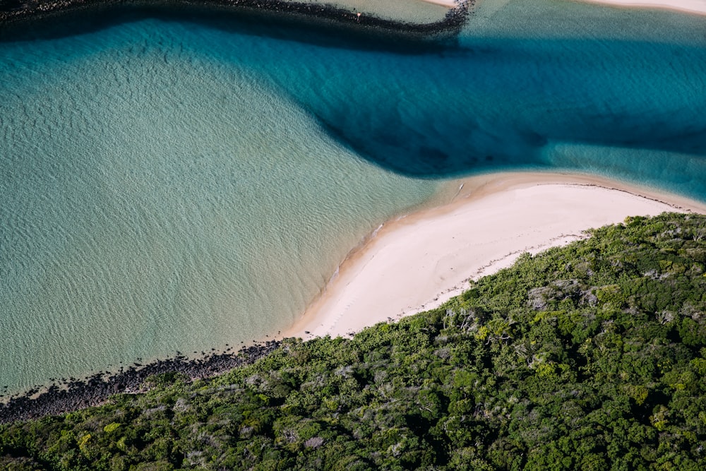 uma vista aérea de um corpo de água perto de uma praia
