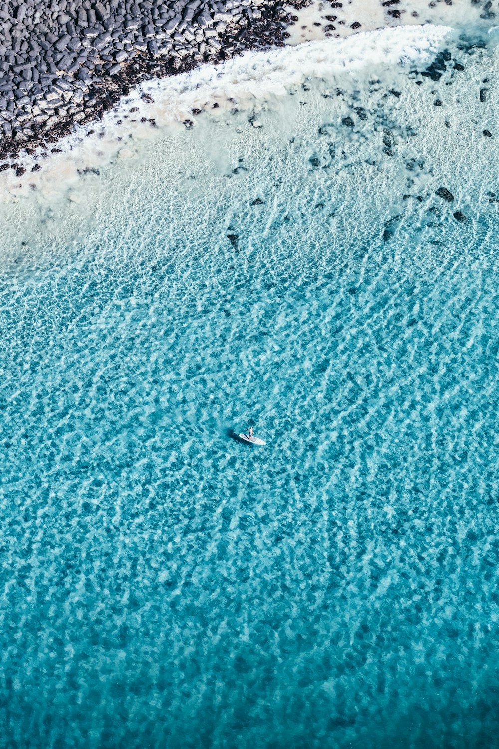 vista a volo d'uccello della spiaggia