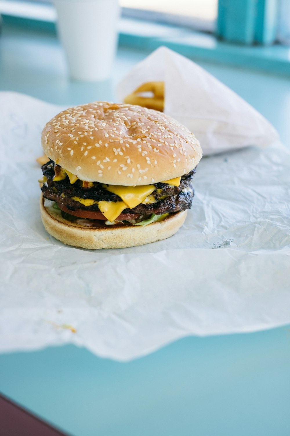 hamburger su carta bianca su tessuto bianco