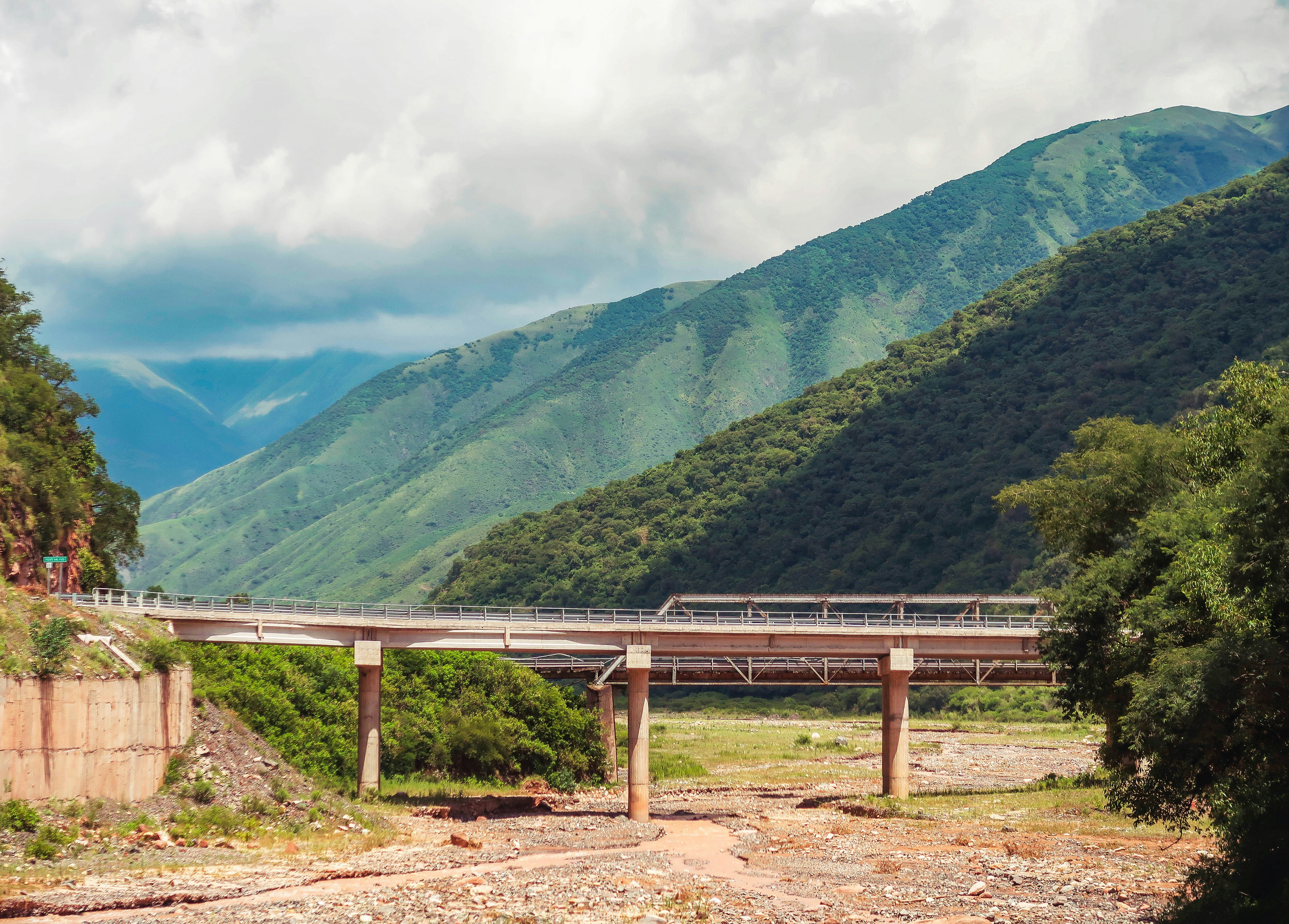 Puente ferroviario histórico en los Andes argentinos