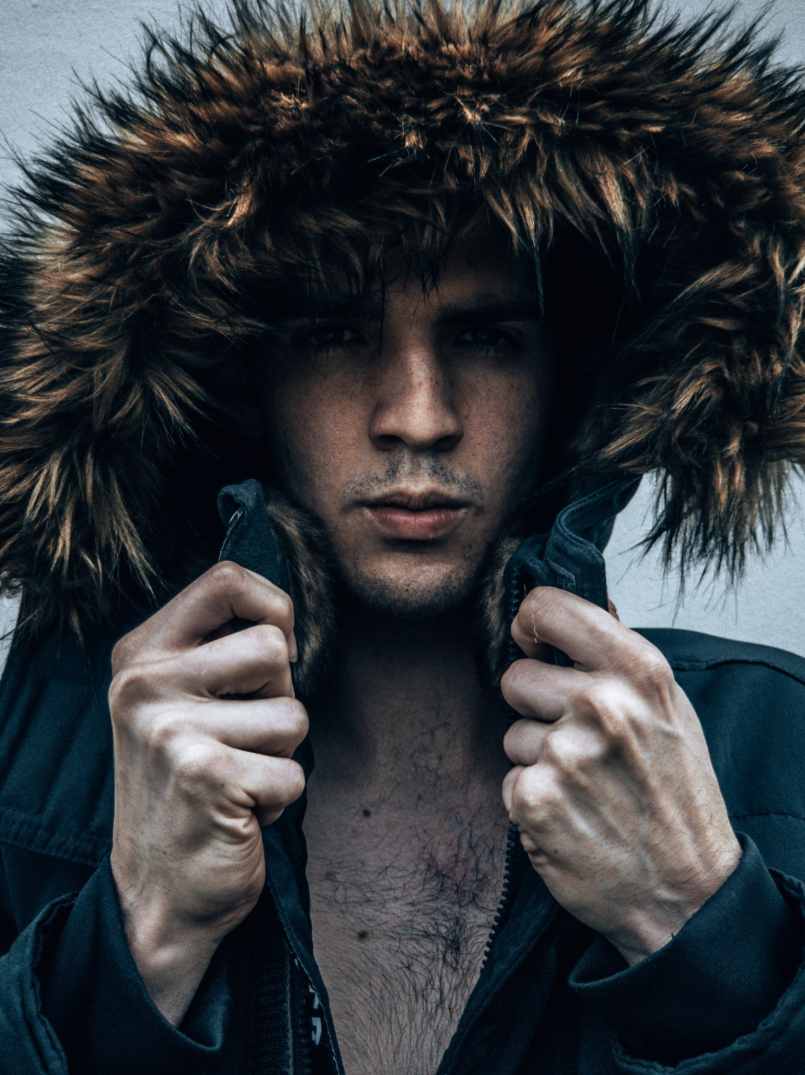 Mann in schwarzer Jacke raucht Zigarette