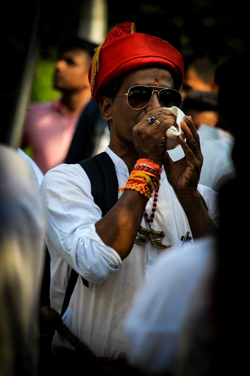 Homme en chemise blanche portant des lunettes de soleil et une casquette  rouge photo – Photo Humain Gratuite sur Unsplash