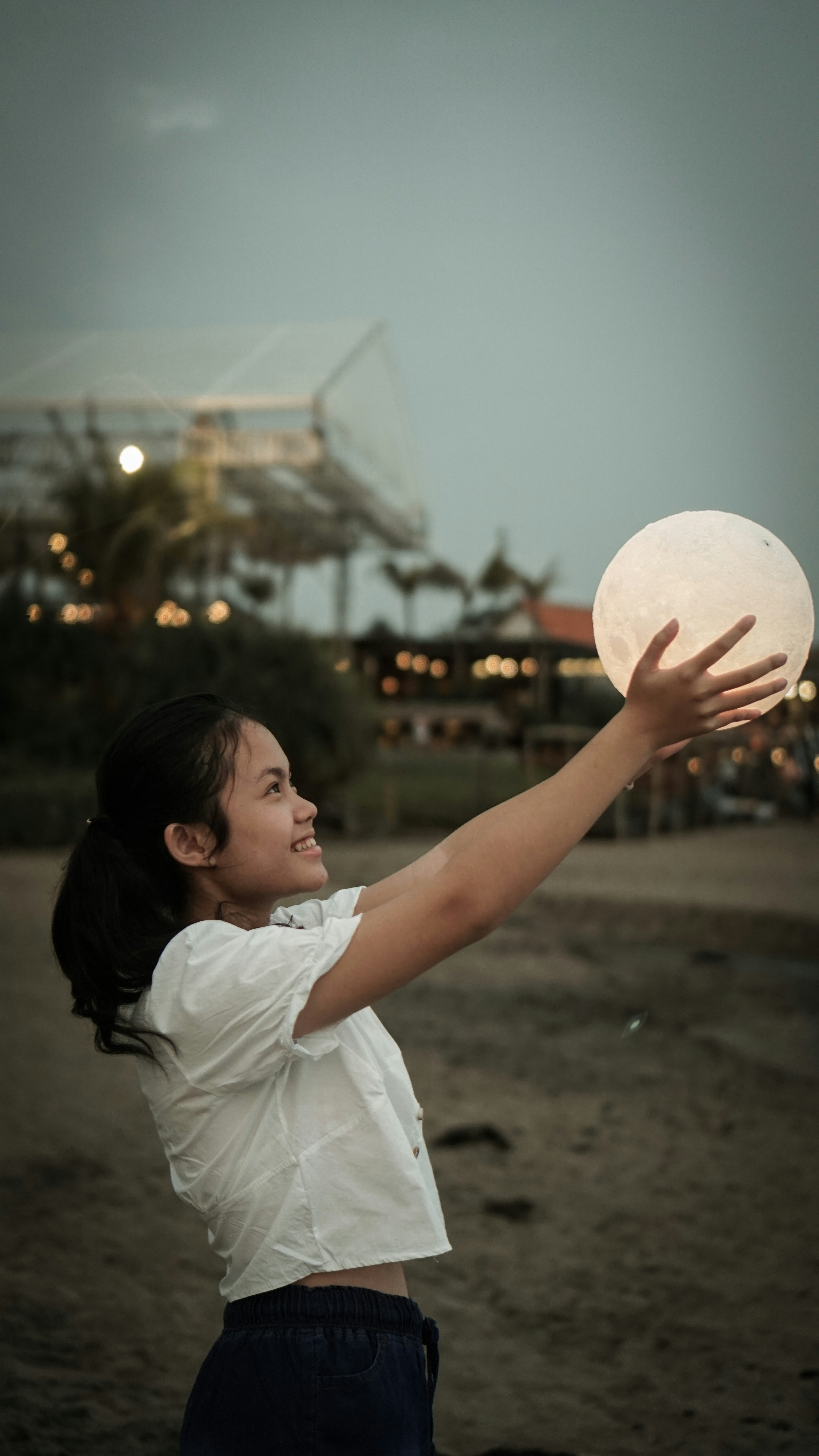 白いボールを保持している白いシャツの女の子の写真 Unsplashで見つけるチャングー ビーチの無料写真