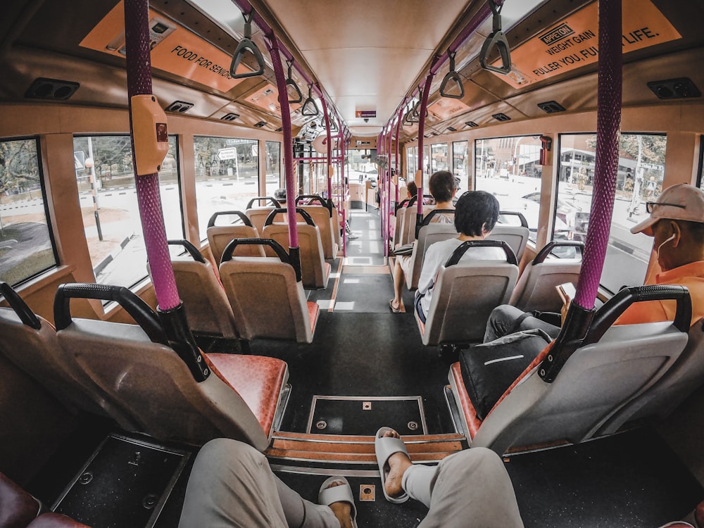 Persone sedute sul sedile dell'autobus