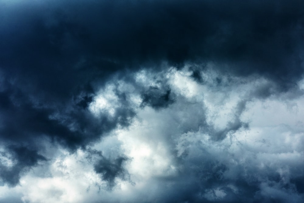 Weiße Wolken und blauer Himmel