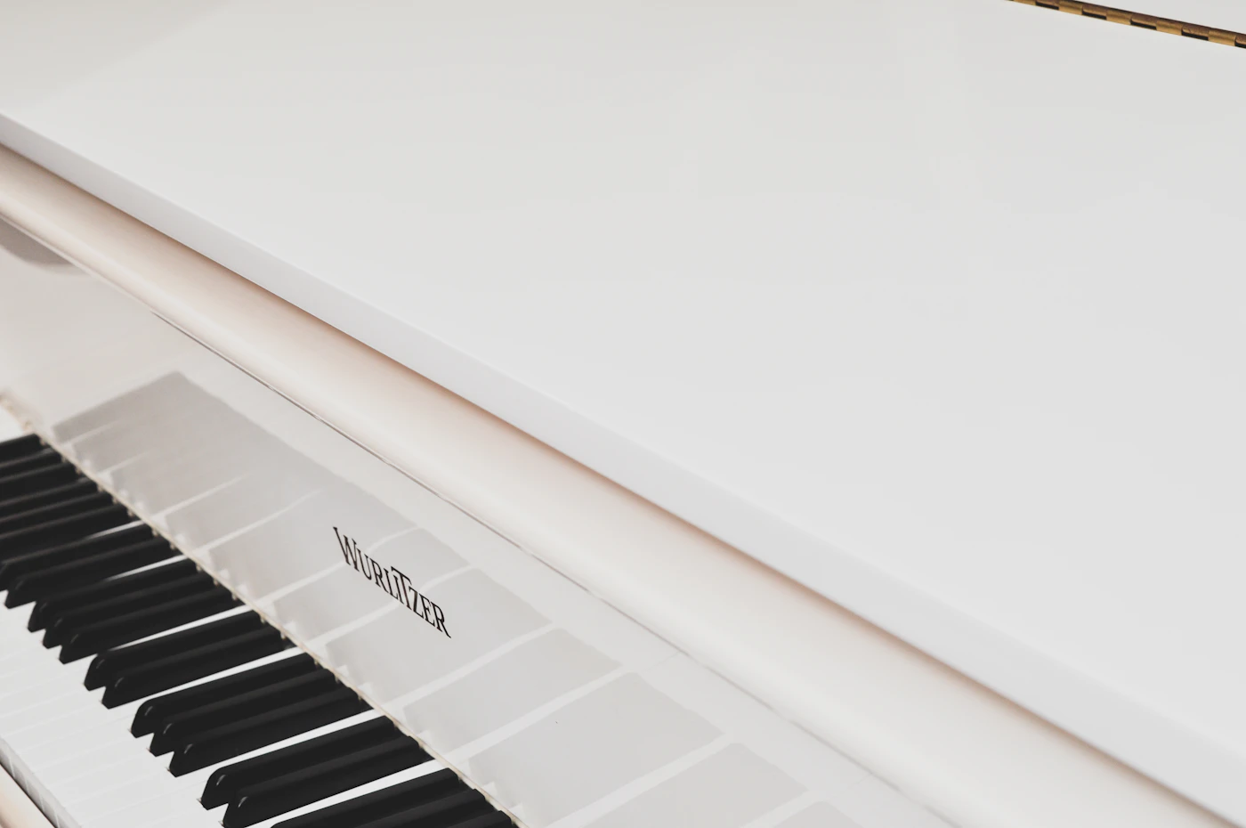White and black piano keys