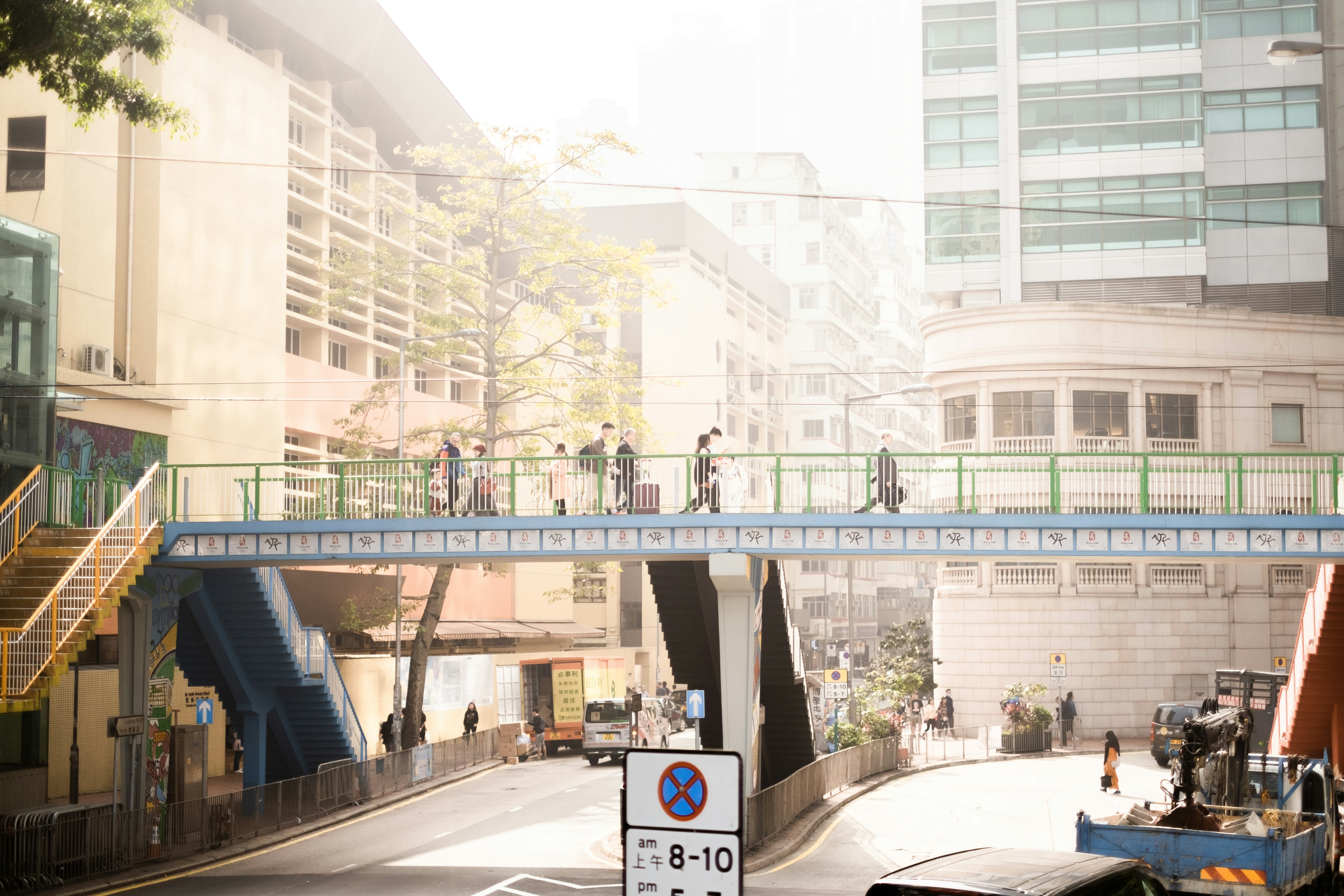 Weißes und grünes Betongebäude