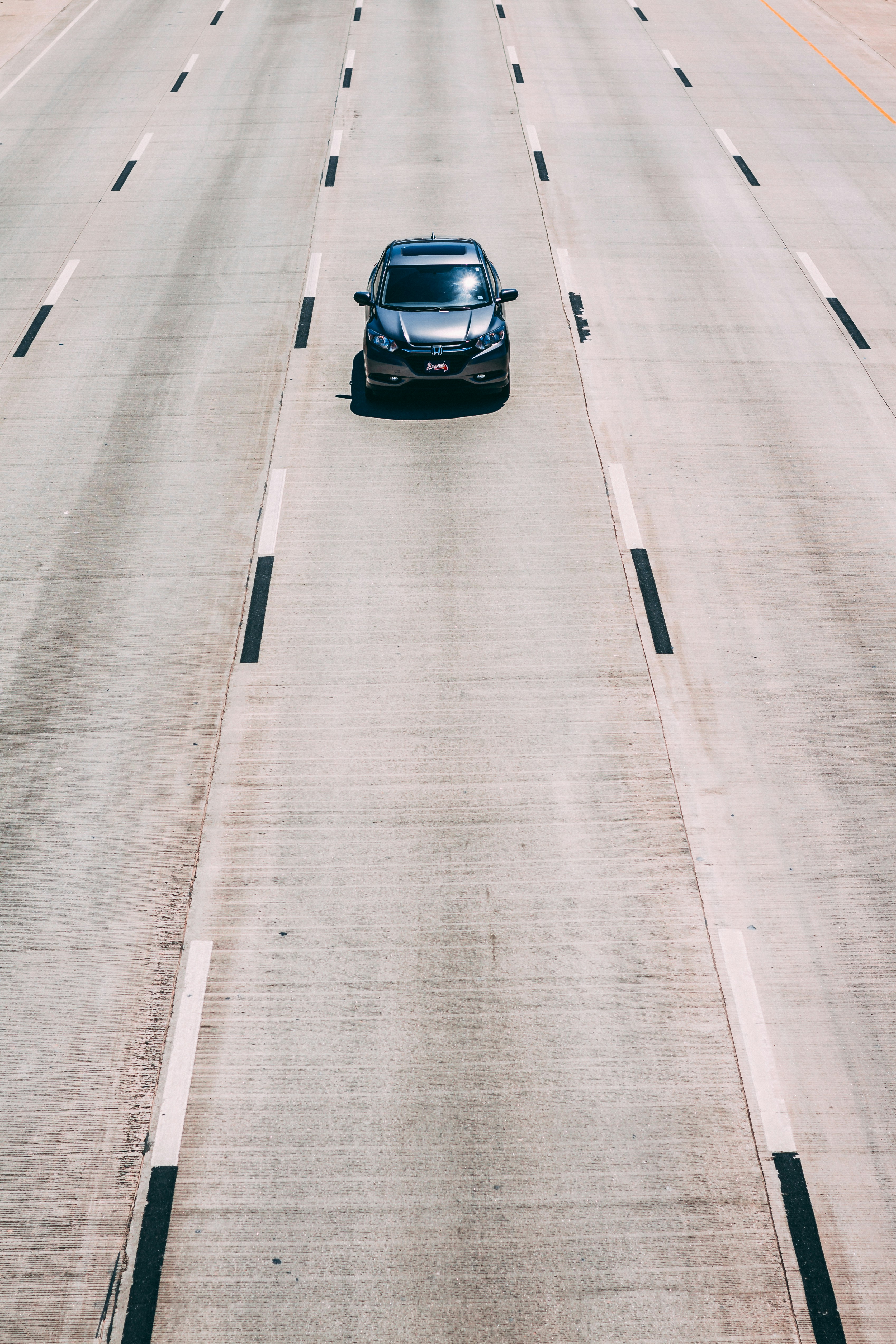 voiture noire sur route asphaltée grise