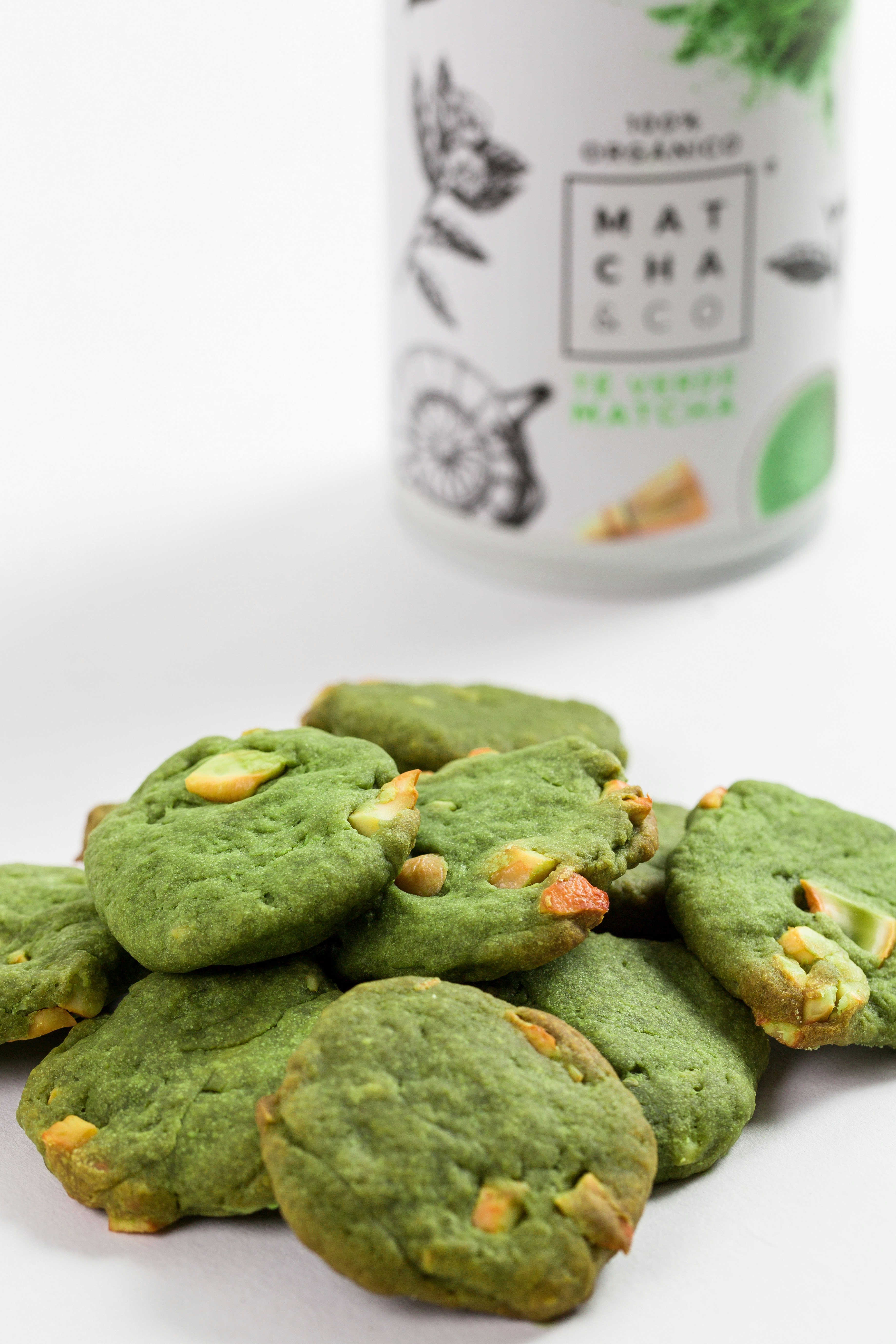 Fruto redondo verde sobre superficie blanca