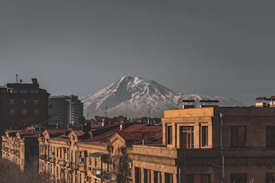 Городская архитектура Еревана на фоне горы Арарат. Фото: Gevorg Avetisyan / Unsplash