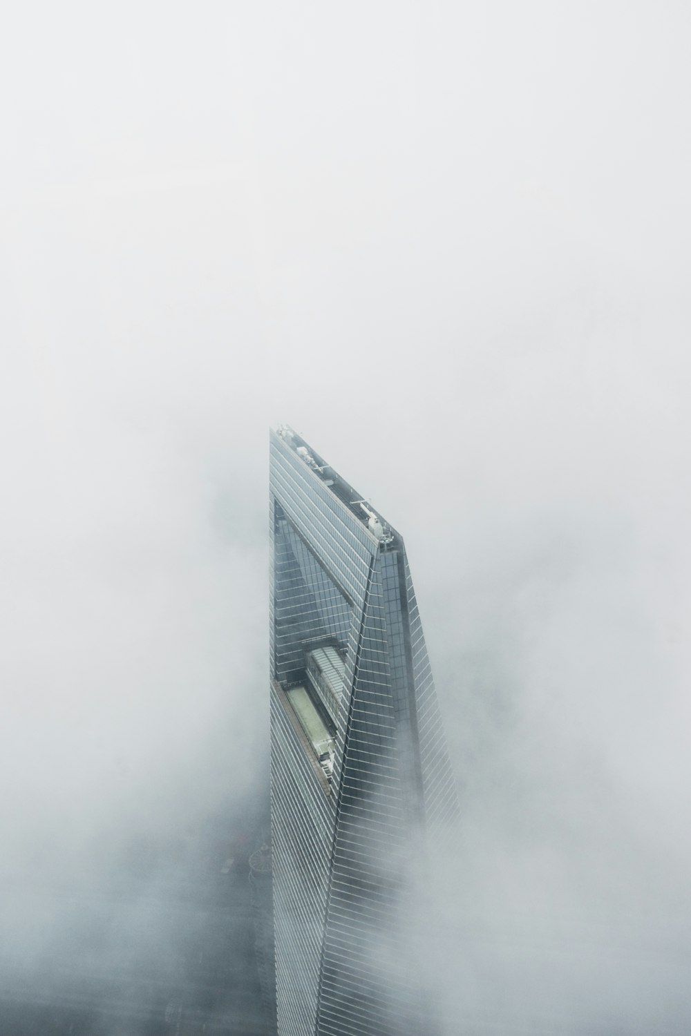 Fotografía de ángulo bajo de edificios de gran altura