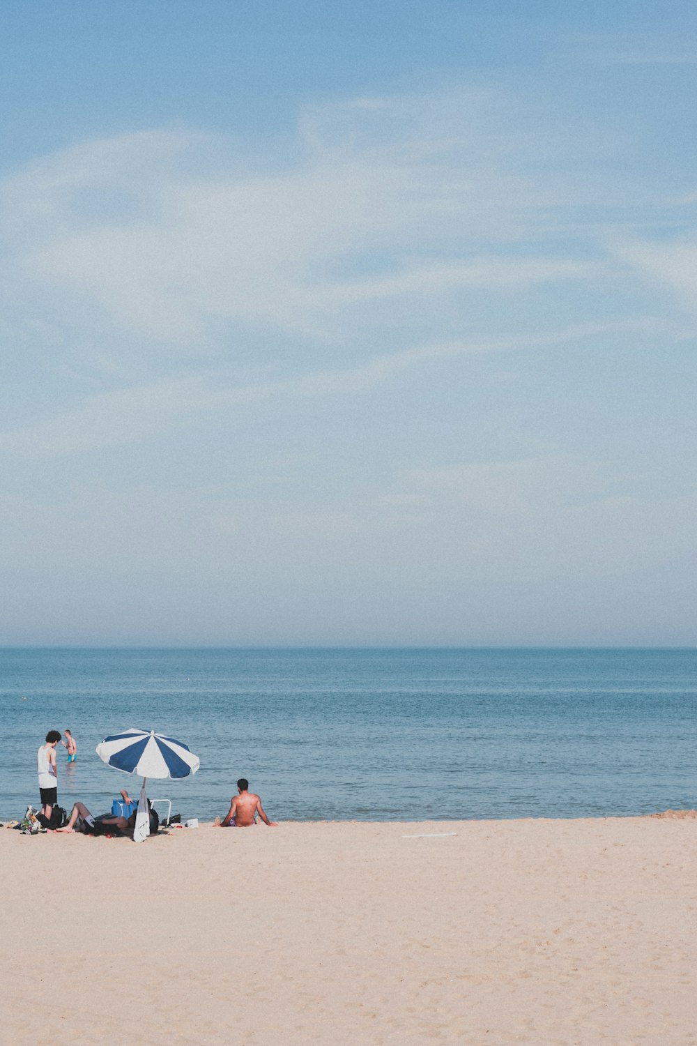 Gente en la playa durante el día