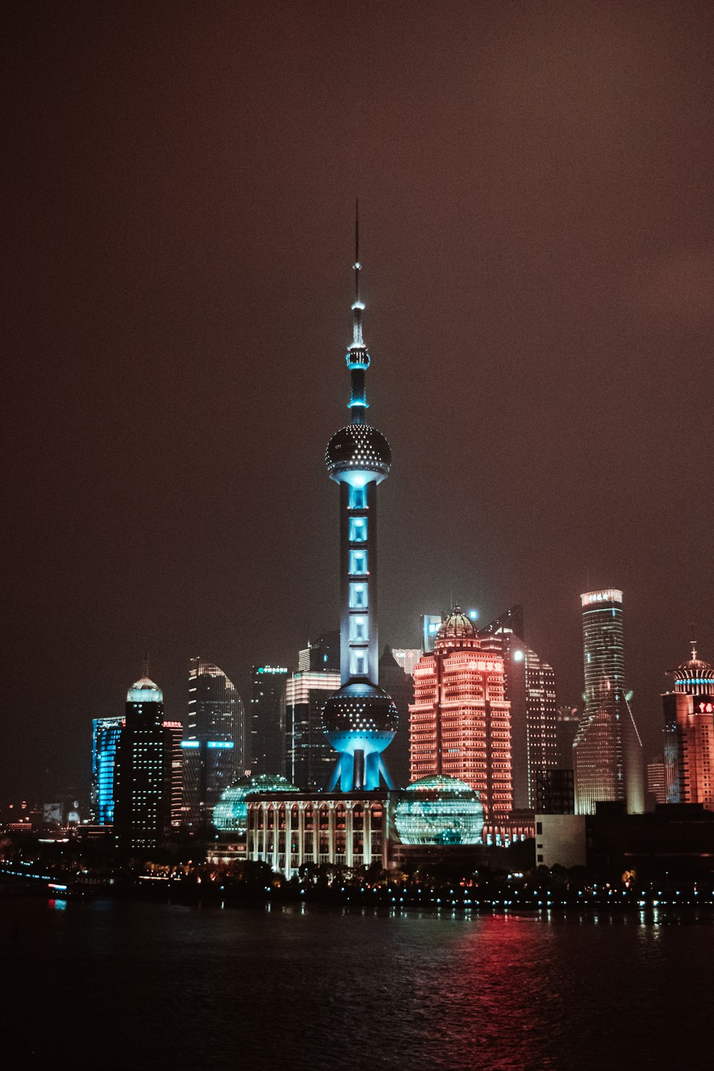 Horizonte de la ciudad durante la noche