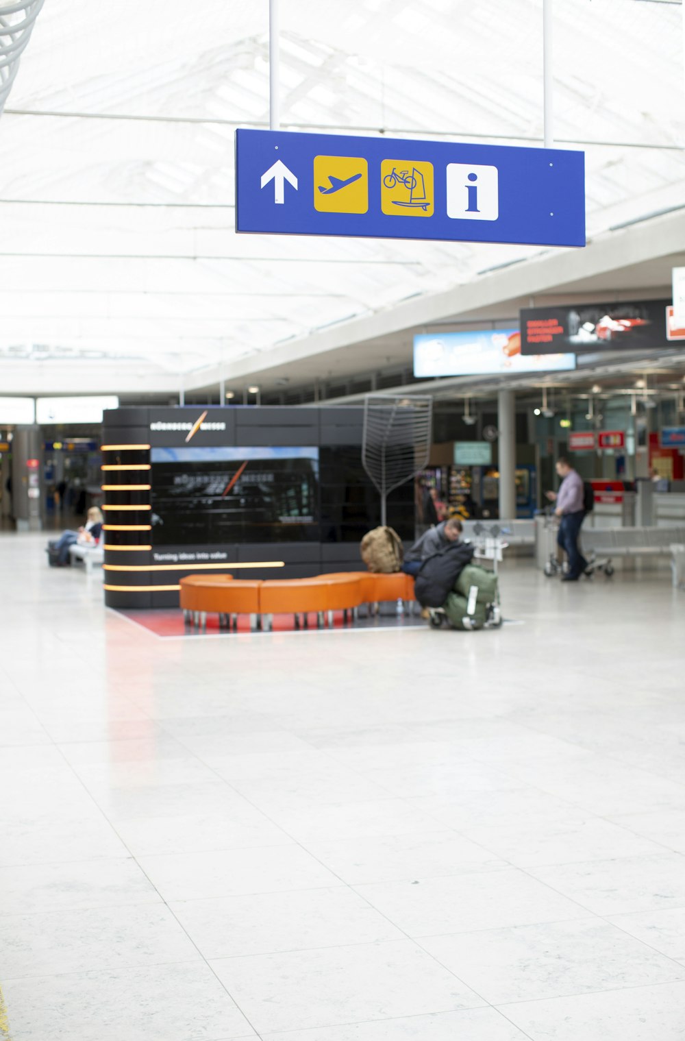 um grupo de pessoas sentadas em um banco em um aeroporto