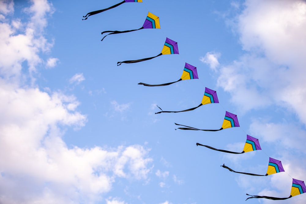 pájaros volando bajo el cielo azul durante el día