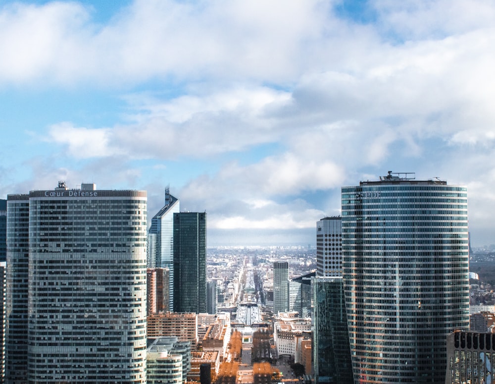 edifici della città sotto il cielo blu durante il giorno