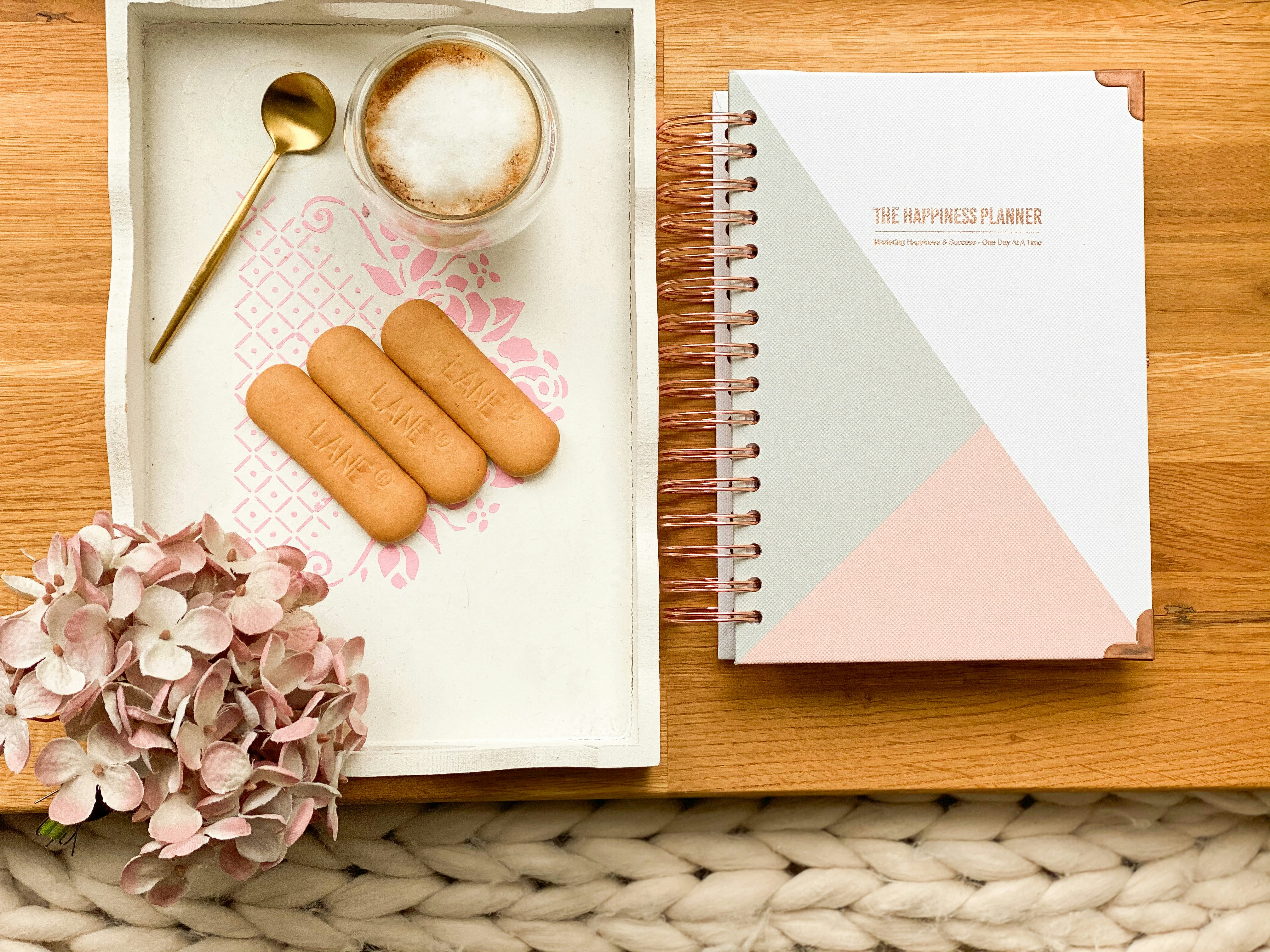 Wedding budget planning notebook, ilustrasi artikel Planning Your Dream Day: A Realistic Wedding Budget Guide 6