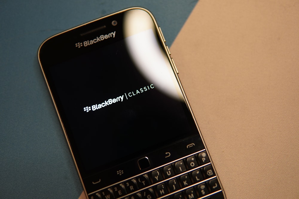 黒と銀のBlackBerryのQWERTY配列の携帯電話