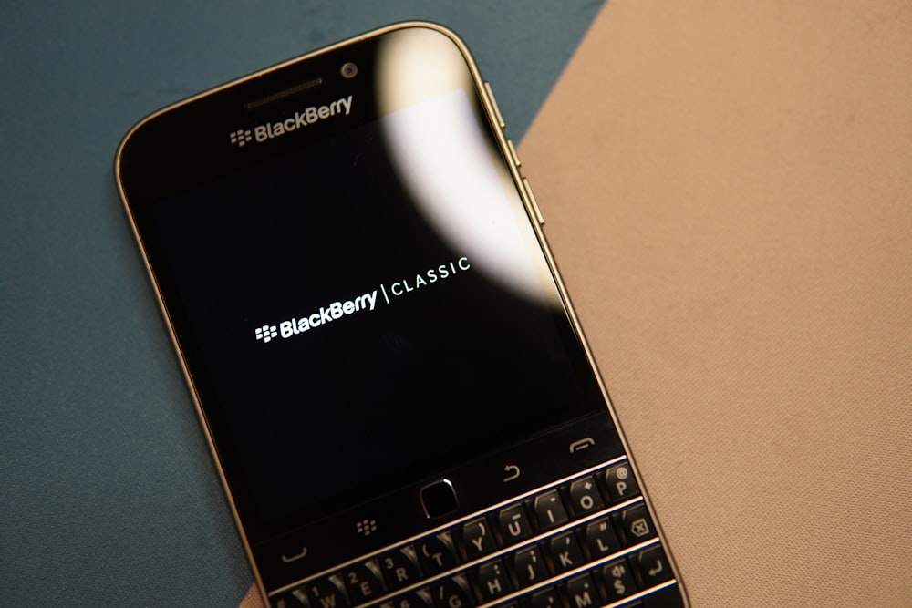 Téléphone BlackBerry QWERTY noir et argent