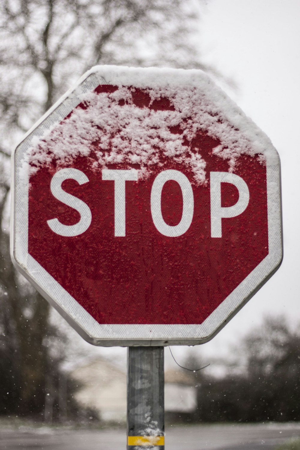 segnale di stop rosso con neve bianca