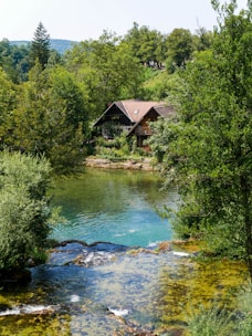 Cozy riverside cabin with a wooden deck overlooking a calm river in Aldeia Velha.