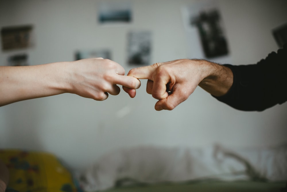 persona que toma la mano de la persona