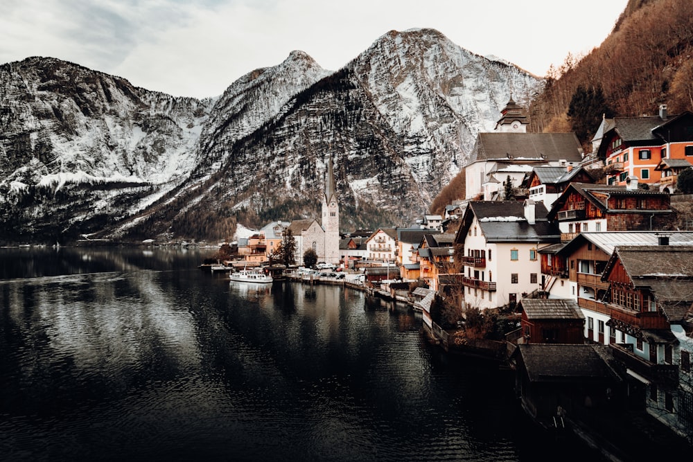 case vicino a specchio d'acqua e montagna