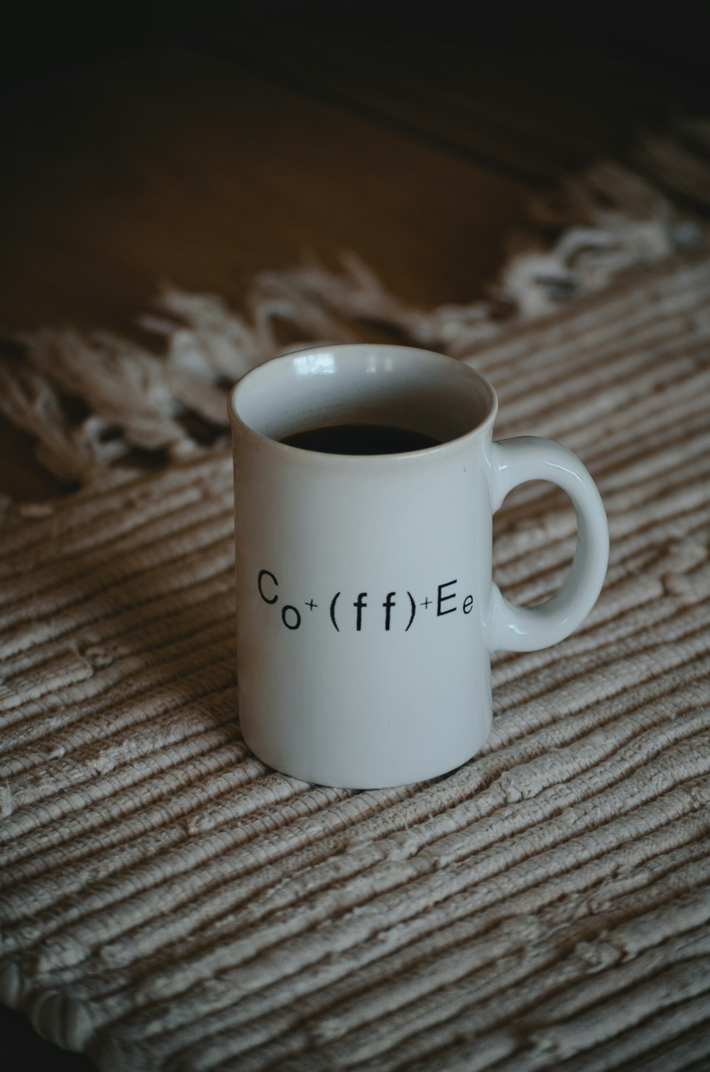 Tasse en céramique blanche avec café