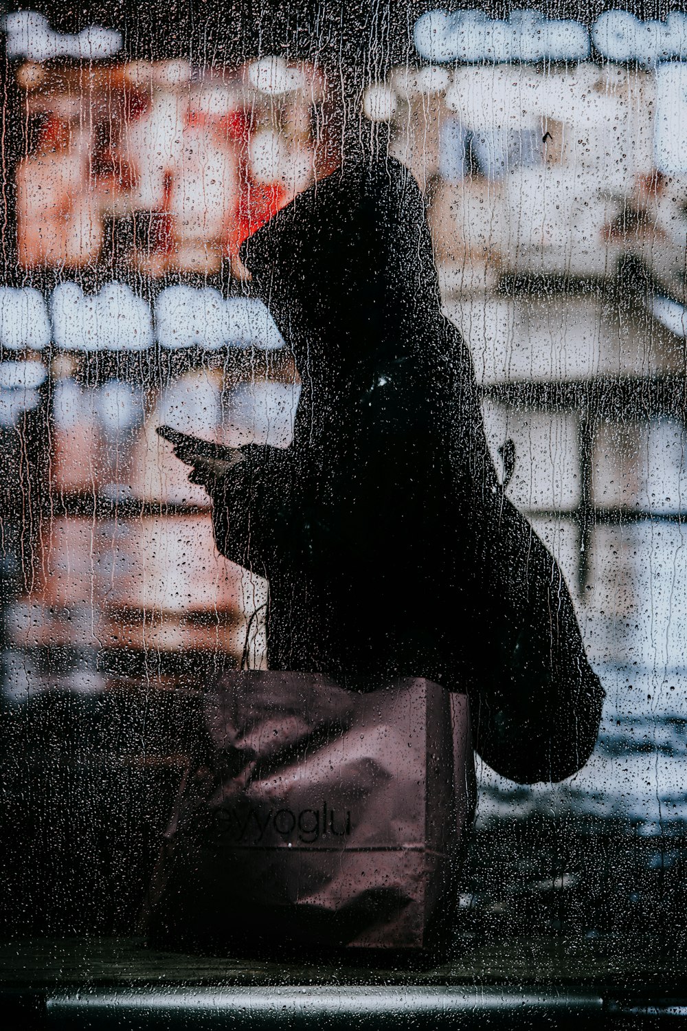 silhouette d’une personne devant une fenêtre en verre