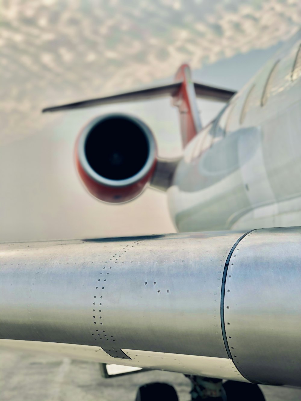 white and red airplane propeller