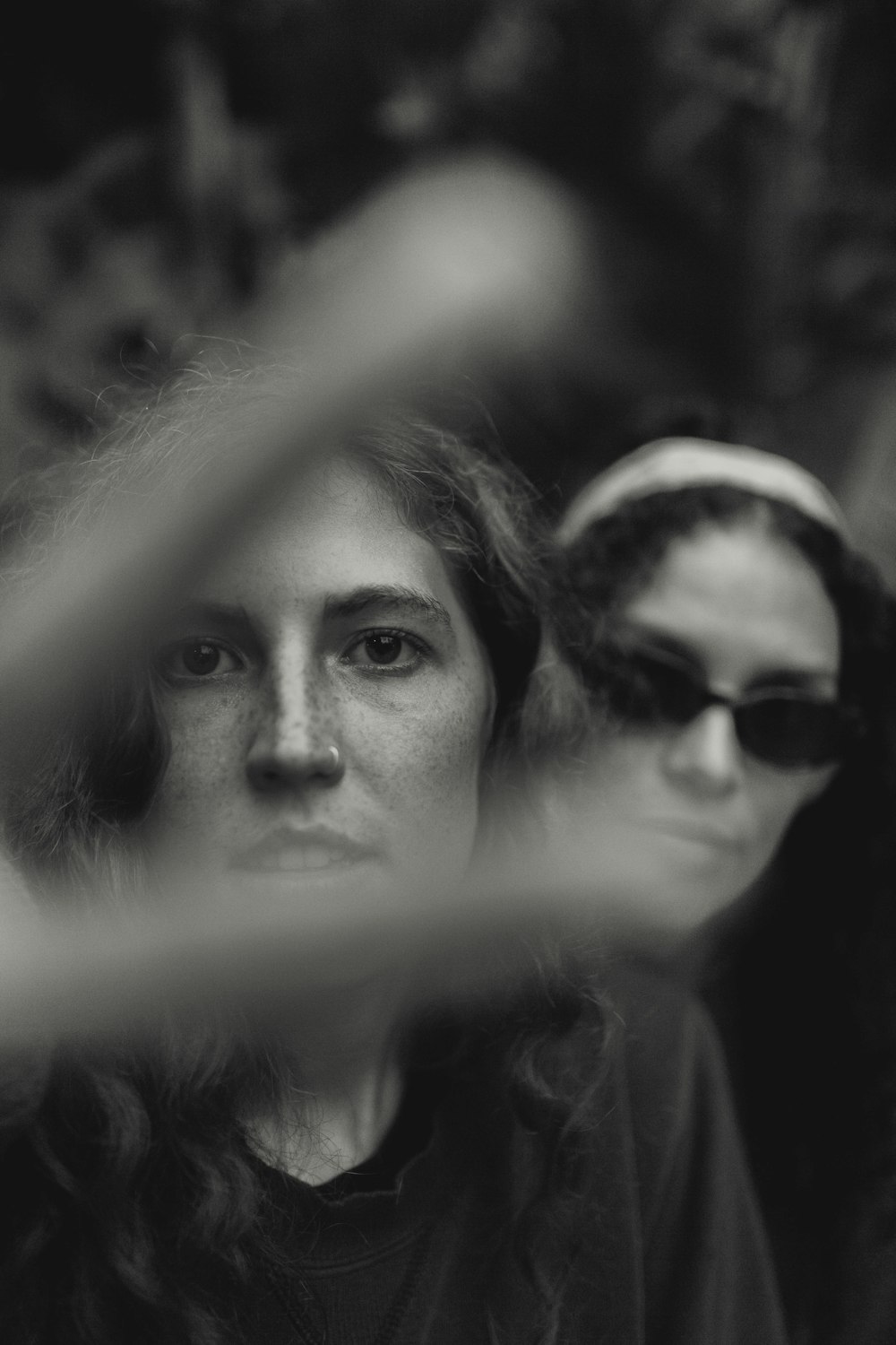 Graustufenfoto einer Frau mit Sonnenbrille