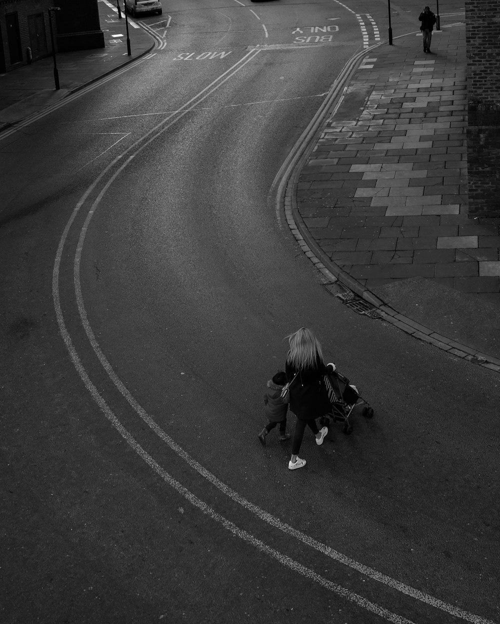 도로를 걷는 2 명의 여성의 그레이 스케일 사진