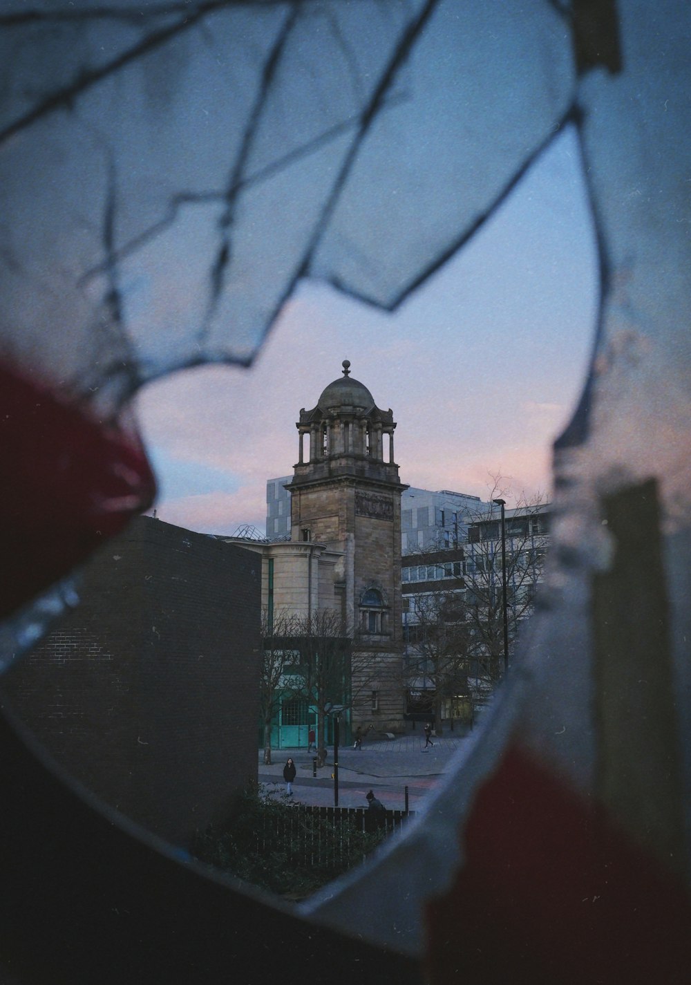 edificio in cemento marrone durante il giorno