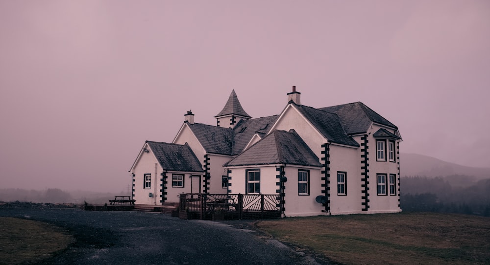 Casa de hormigón blanco y negro