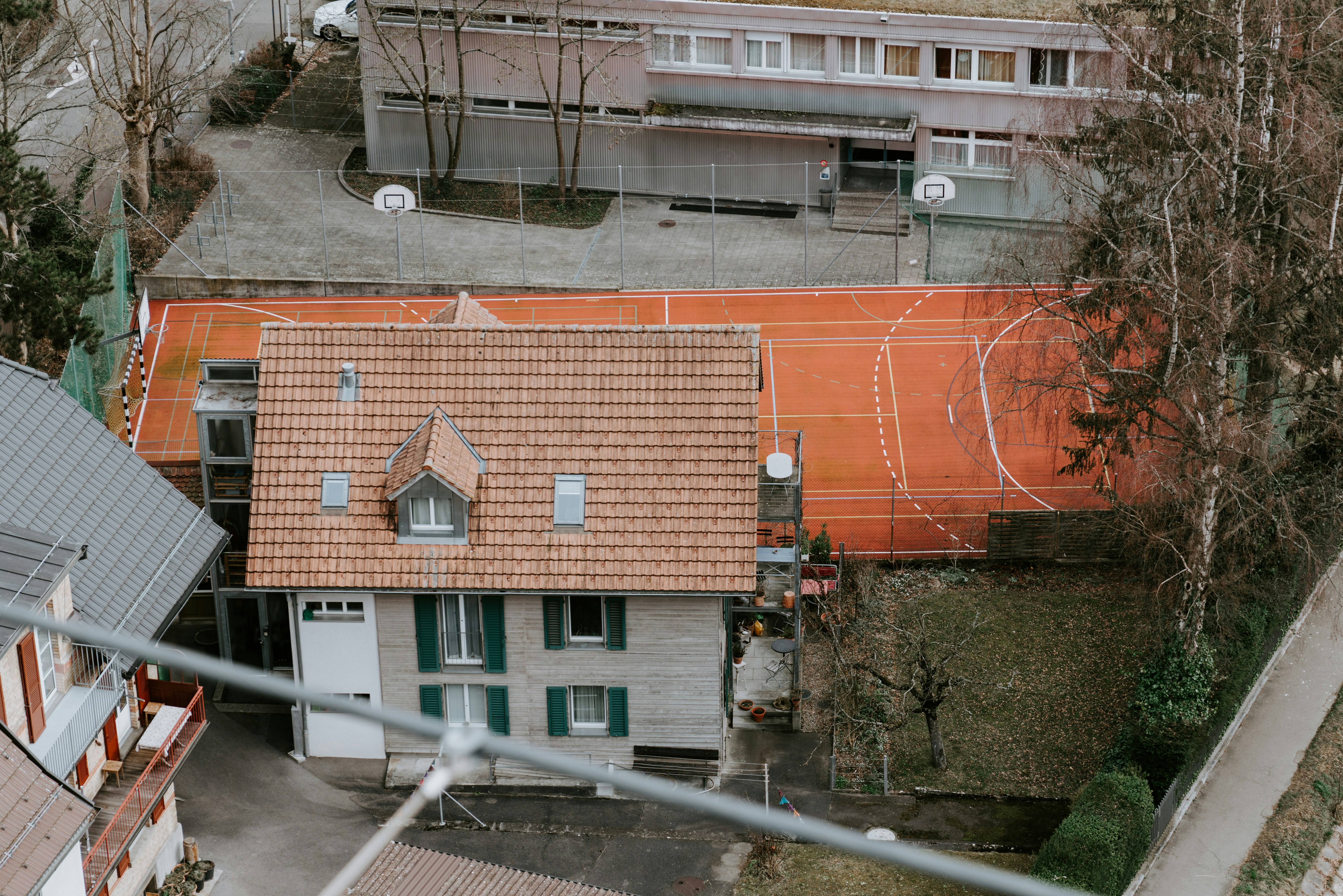 Edificio de ladrillo marrón cerca de árboles verdes durante el día