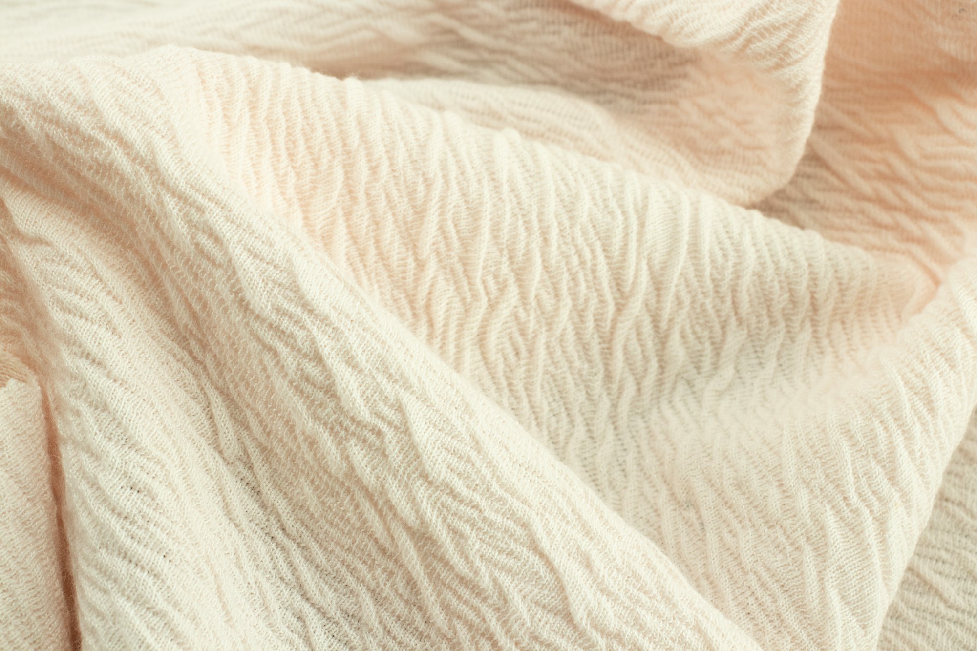 Ull - Interlock Jacquard mesh with texture, wrinkled and soft. Its colour is a very soft pink. Perfect for dresses and shirts.