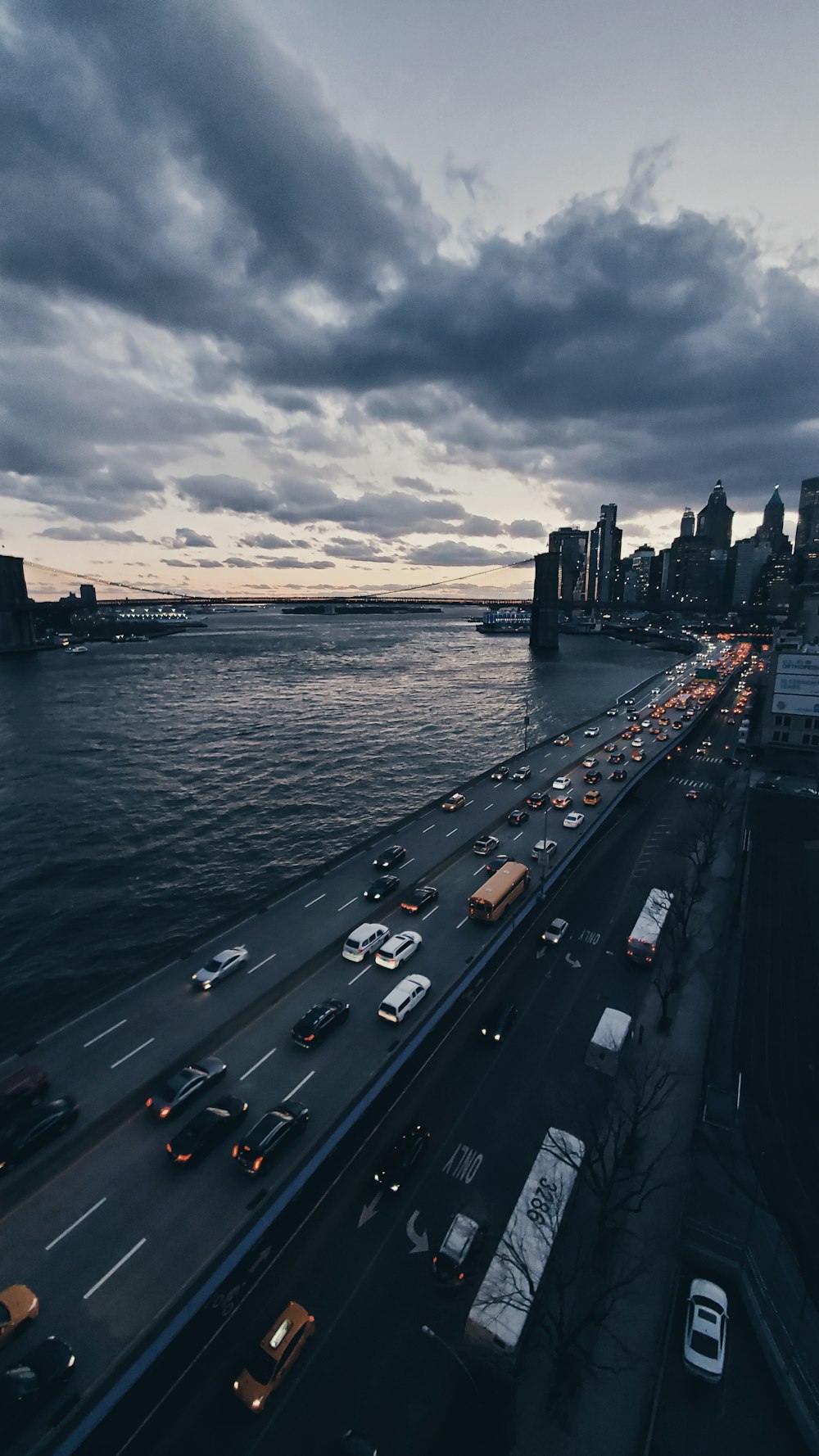 Coches en la carretera cerca de los edificios de la ciudad durante el día