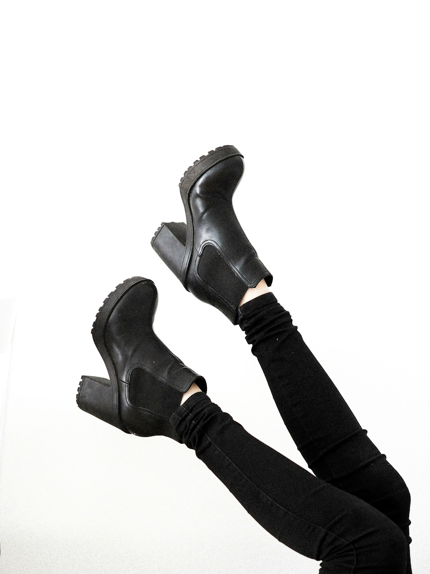 Artisan cordonnerie travaillant sur une chaussure