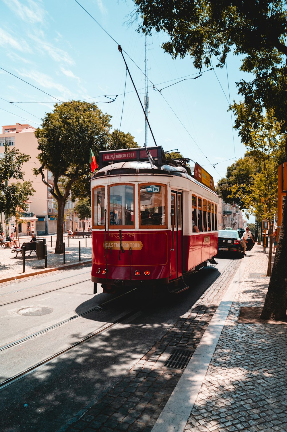 Tramway rouge et blanc sur la route pendant la journée