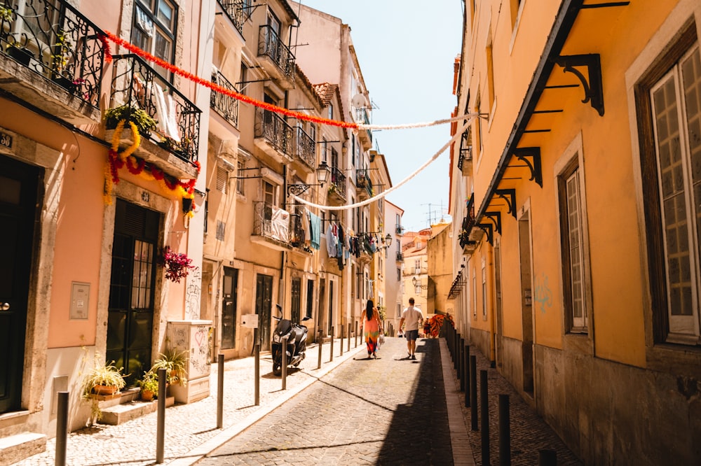 persone che camminano sul marciapiede durante il giorno